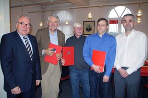 Uwe Beckmeyer MdB (l.) und Ortsvereinsvorsitzender Michael Bühre (r.) gratulierten.